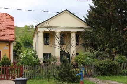 keltő épületsor. A legkiemelkedőbb közülük a 14 es számú, 1840 körül épült egyemeletes, klasszicista pince.