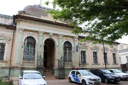 földszintes, manzárdtetős épület. Mindkét hosszanti homlokzatán középrizalittal.