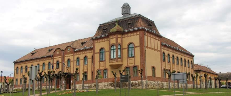 A klinkertégla burkolat az épület lábazatát, sarkait, egymás fölötti ablakkeretezéseit egybefogva és főpárkányát emeli ki, az architektúra az udvari homlokzatokra átfordul, a