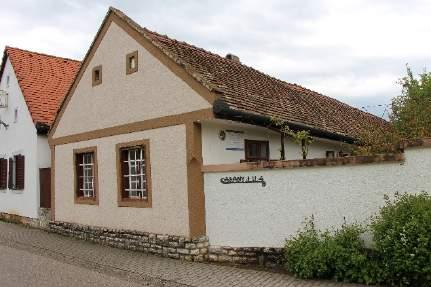 Kétablakos, gyalogkapus főhomlokzata az Arany János u. felé néz.