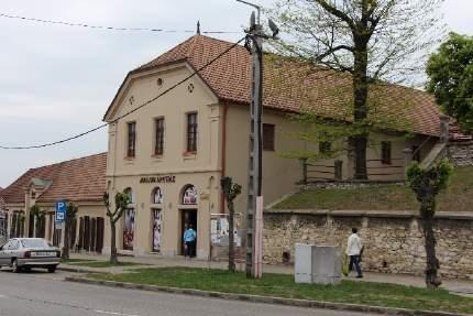 A kétszintes épületrész téglalap alaprajzú, alápincézett, szintváltós, csonkakontyos nyeregtetős, melyhez L alakú földszintes, tornácos, nyeregtetős mellékszárny kapcsolódik.