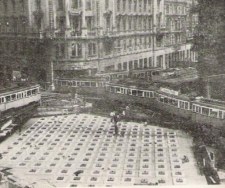 Aluljáró építése a Blaha Lujza téren A csarnok alapterülete kétszer akkora, mint az Astoria aluljáróé, a padló gránitból, az oldalfal fehér márványból, az