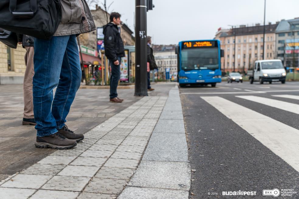 Köztérfejlesztések Széll Kálmán tér Új akadálymentes kapcsolatok. Biztonságos, a gyalogosok igényeit követő köztéralakítás.