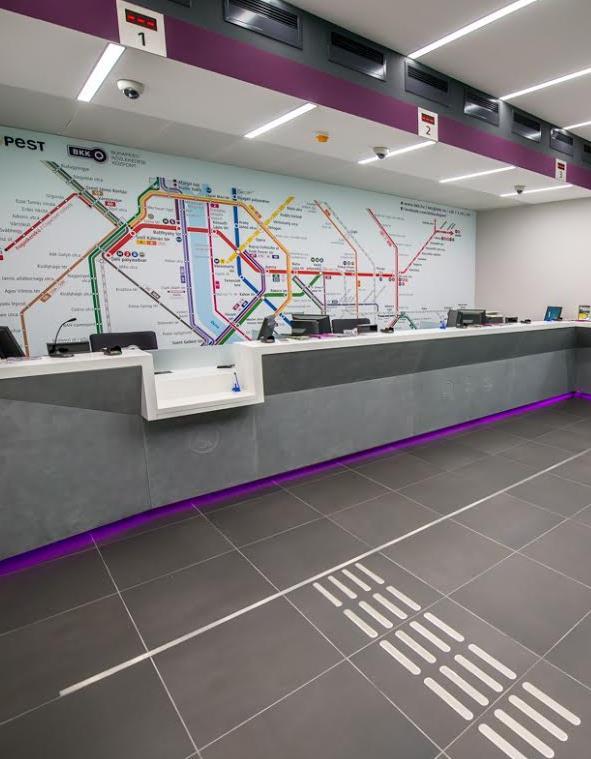 Ügyfélközpontok Meglévő akadálymentes funkciók: akadálymentes bejárat akadálymentes (térdszabad) pult és iratkitöltési lehetőség taktilis jelek észlelhetőségi matricák kontrasztos felületképzés