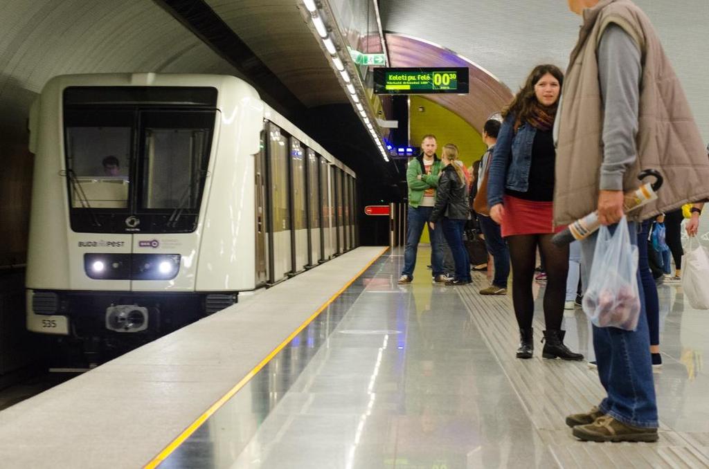 Metró jármű, állomási infrastruktúra Az M1 jelenleg nem akadálymentes.