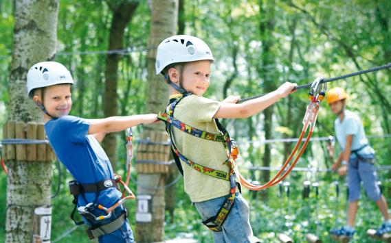 Start your day with an aromatic coffee and a long breakfast on a sunny terrace, then, filled with energy, discover the foliage of the adventure park, or take a closer