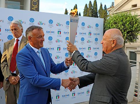Szurkolói füzet Spectator s Guide EYOF Győr 2017 ünnepélyes esemény kíséretében fogadták az érdeklődők a Városháza előtt.