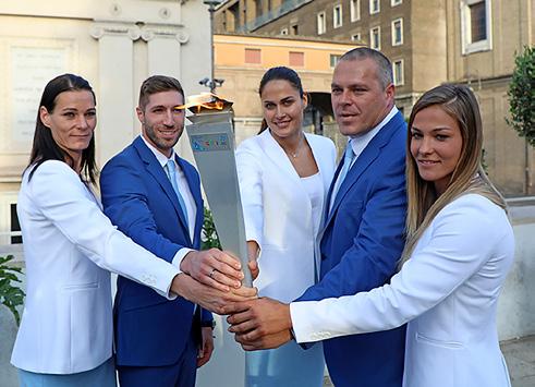 A lángfogadó műsorban Szalóki Ági és a Győri Balett közreműködött, az őrlángot pedig Borkai Zsolt, Győr polgármestere helyezte el a Városháza téren felállított installáción.