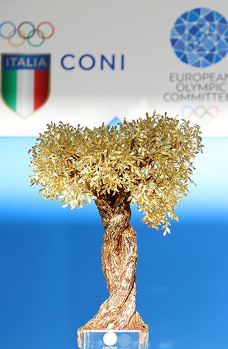 kalapácsvető és Karakas Hedvig világbajnoki bronzérmes dzsúdós olimpikon kísérte, de a lángfogadáson sportági After the ceremony in Rome, the EYOF Flame arrived in the host town, where a Reception