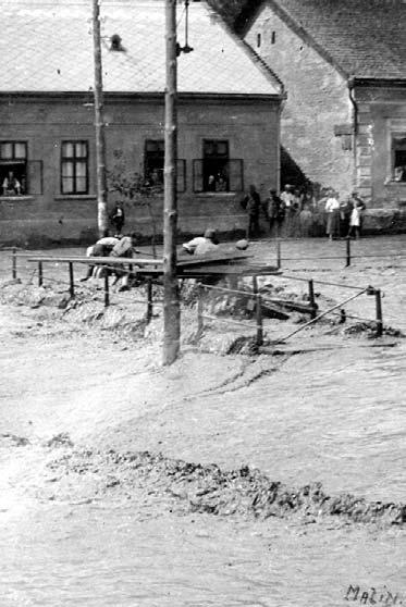 ni közvetítés-szerûen írja a továbbiakban az eseményeket, melyeknek csapásszerû gyorsaságát érzékletesen elevenítik fel a következõ sorok.