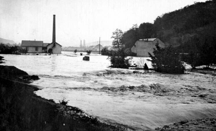 Az 1926. május 25-i árvíz a vasöntödétõl (tûzhelygyár) délre. (DBM fényképtára, ltsz: 3433) A Tarján- és Salgó- patakok mederszabályozásánál 100 millió korona anyagi kár keletkezett.