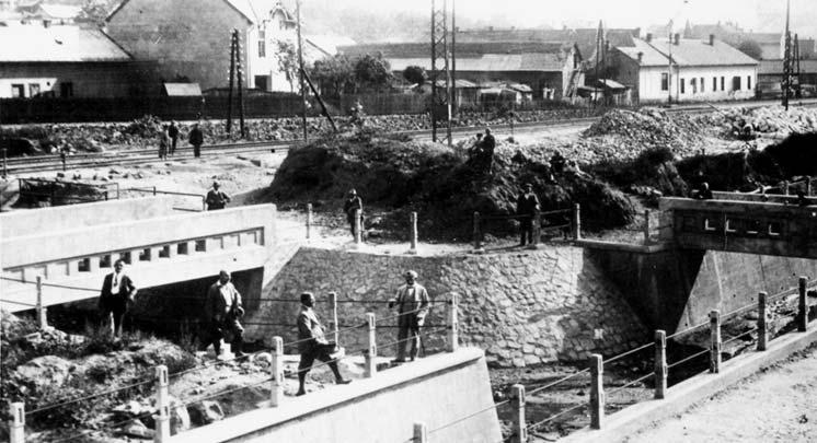 A Salgó-patak torkolata a mederrendezési munkálatok után, 1930-as évek eleje. A kép valószínûleg az 1932-es támfaljavítás során készült. (DBM képes levelezõlap gyûjteménye, ltsz: 995.