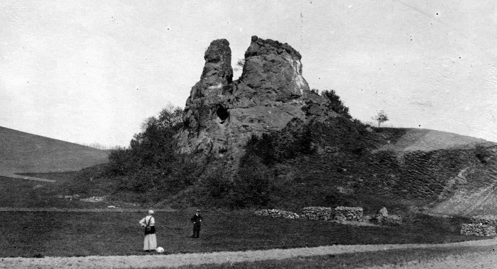 Baglyaskõvár az 1910-as években, jobb oldalon a kitermelt kõ sorokba rendezve (DBM Fényképtár Ltsz: 3352) megmentés lehetõségét, ezért a természetvédelmi bizottsághoz utalta a kérvényezõket.
