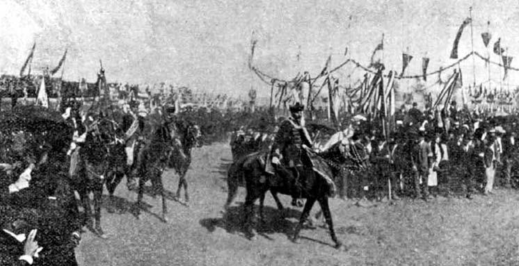 A lovas bandérium felvonulása az ünneplõ közönség elõtt A nagyszécsényi Rákóczi ünnep. A laczikonyha.