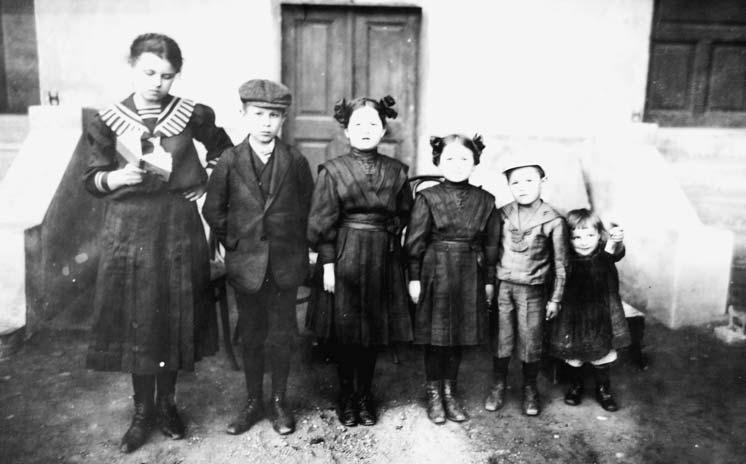 Acélgyári gyermekek 1911-ben. Dornyay Béla Múzeum fotótára Gábler Vilmos hagyatéka ltsz. 17303 szét képezte a gyárhoz tartozás tudata.