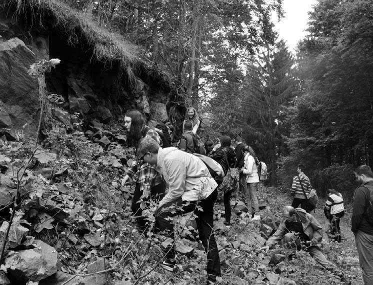 12. fotó Ásvány- és kõzetgyûjtõ kirándulás Mátraszentlászló környékére a pásztói Mikszáth Kálmán Líceum diákjaival Múzeumunk tervei közt szerepel, hogy ismeretterjesztõ elõadások tartásával