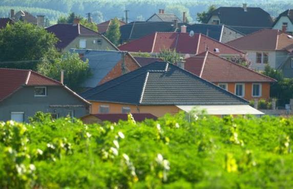 A szőlőterületekhez tartozik az a magaspont, amely az egyik legszebb településképi panorámát nyújtja.