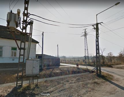 Szennyvízátemelő és trafó Ceglédbercelen 126 A belterületen az épületek gépészeti berendezései is erősen