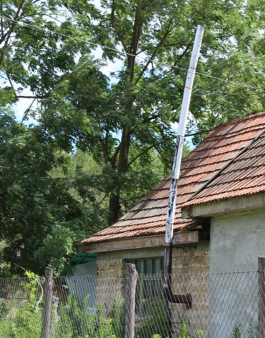 A falból kilógó kémények, a klímaberendezések, a parabolaantennák közterületről látható homlokzaton