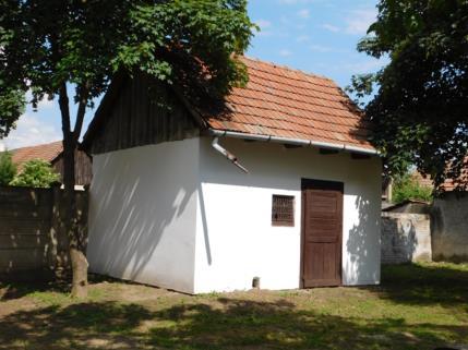 A ház a telek utcafrontján áll, utcai homlokzata sokablakos.