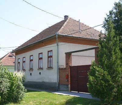 Bár szerepel a védett építészeti értékek között a Deák Ferenc u. 3.