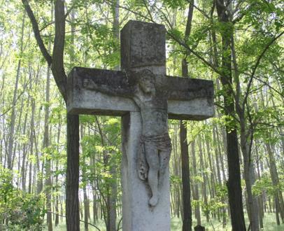 E lakóépület szomszédságában, a téren álló további két épület fa oromzatos, hagyományos megjelenésű. Sajnos ezek meglehetősen rossz állapotban vannak, felújításra szorulnak.