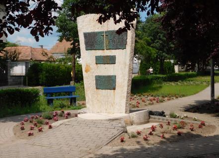Az emlékművek közül több a Petőfi Sándor utcában, a templom előtti parkban kapott helyet.