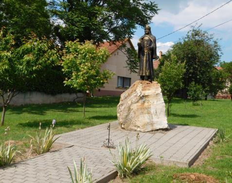 57. A Millennium tiszteletére emelt Szent István szobor A Református Templom mellett