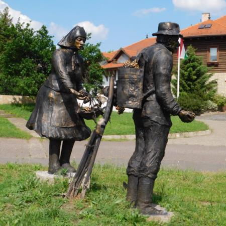 a Ruttner Farm előtti füves téren a Szüretelők az Aranyhegyen pirogránitból készült