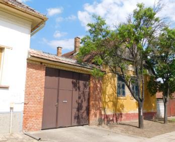 festett vályogkerítés zárja le. (Részlet a Ceglédberceli füzetek Falumúzeum című kiadványból.) 8.1.5.