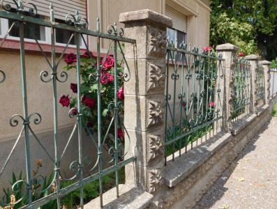 78. Lábazatos, oszlopos kovácsoltvas kerítések, kapuk Számos kovácsoltvas kerítés is