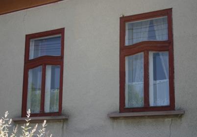 a vízszintes osztás íves kialakítású, faragott.