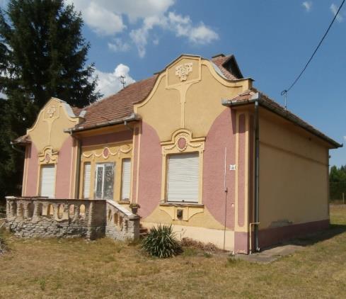 o Kertek A lakóépület kertje ma jellegtelen, nagy része szinte növényzet nélküli. A jobb oldali előkertben bokorcsoport látható. o Tornácok, előtetők Az épületen tornác, előtető nincs.