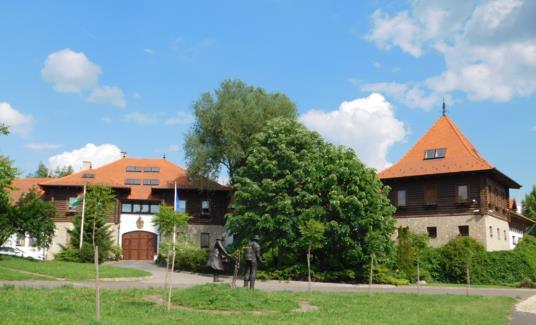 Ezek az épületrészek egy fél szinttel alacsonyabbak, mint a középső, a várszerű megjelenést biztosító rész. Az utcák mentén egy teljes szint és a tetőtér magasított térdfala adja az épületmagasságot.