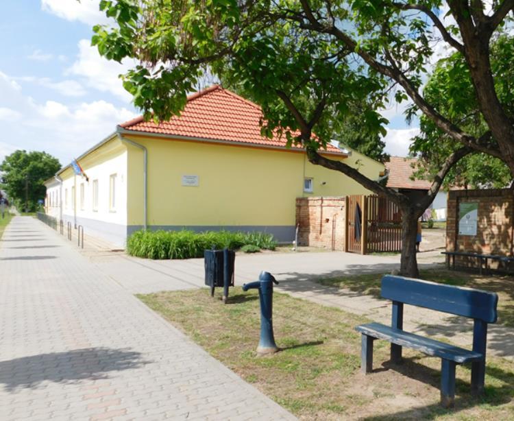 A Vasút utca Pesti út sarkán található Polgármesteri Hivatal a főútra merőlegesen álló földszintes, egyszerű téglalap alaprajzú épület.
