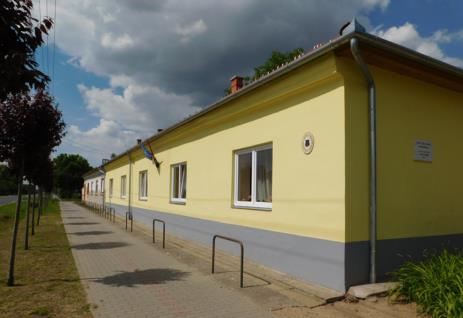 A telek belső részén még további épületek kerültek elhelyezésre, köztük egy magas, nyeregtetős tornacsarnok is, de ezek az épületek elhelyezkedésük miatt nem befolyásolják a településképet.