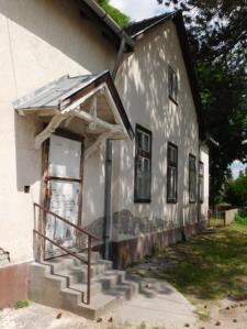 8.2.4.2. Magasság, tetőhajlásszög, tetőforma Az egy telken álló két épület cserépfedésű, kb. 35-40 fokos hajlásszögű nyeregtetős.
