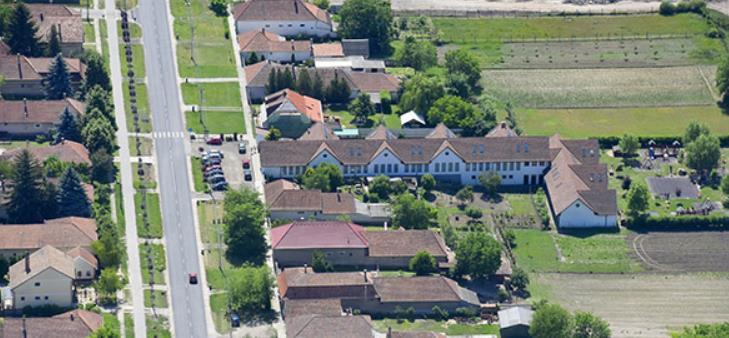 68 8.2.6.1. Telepítés Az említett üzletek, szolgáltatók a lakótelkek beépítésmódját követve előkert nélkül, oldalhatáron állóan kerültek elhelyezésre.