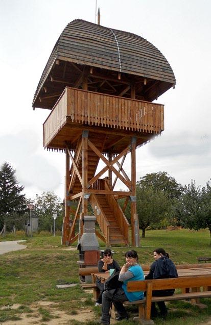 A falusi viszonylatban monumentális evangélikus templom mellett az egyházi, történelmi érdekességeket, a múlt emlékeit kiállításon ismerhetjük meg Kőszegpaty legfőbb látnivalója a Patthy-kastély (ma