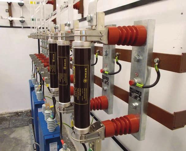 ..125kv BIL Belső kisütő ellenállás: egyedi megrendelésre Belső biztosító: egyedi megrendelésre Üzemi viszonyok: Hőmérsékleti osztály: Min.
