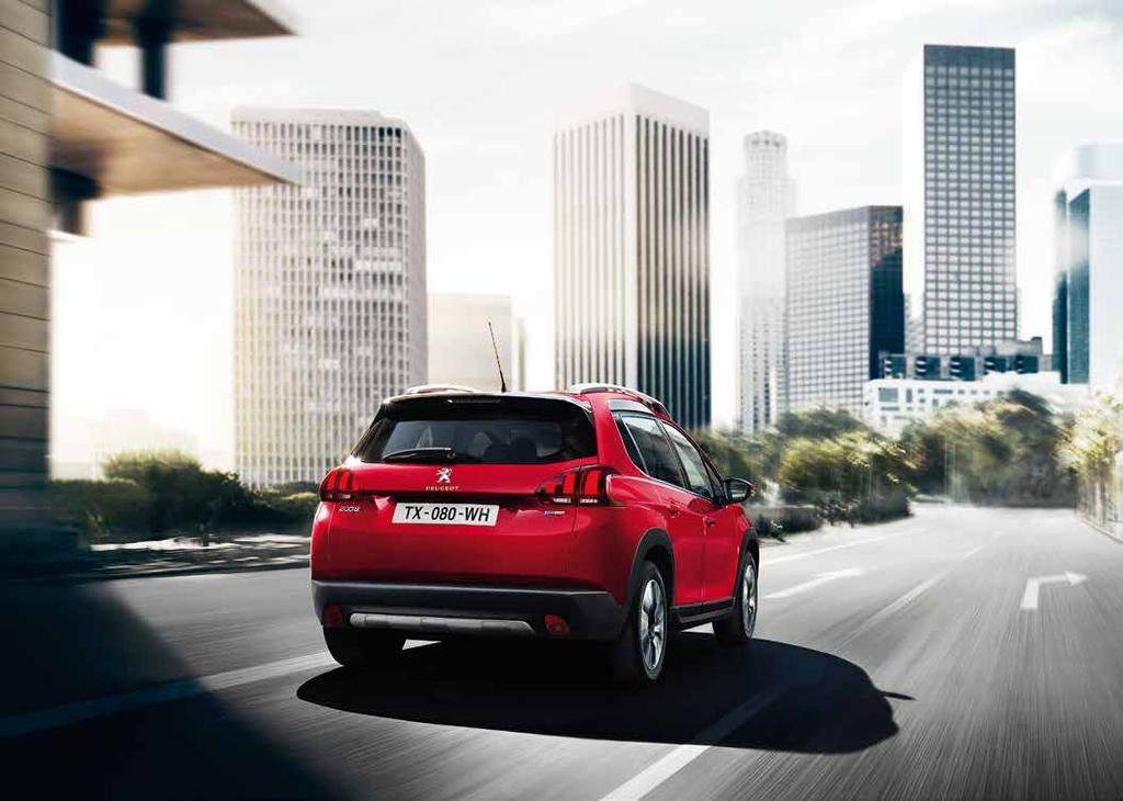 A Peugeot márka jellegzetes stíluselemei, a három karmot formázó, meleg fényt árasztó hátsó lámpák intenzív 3D