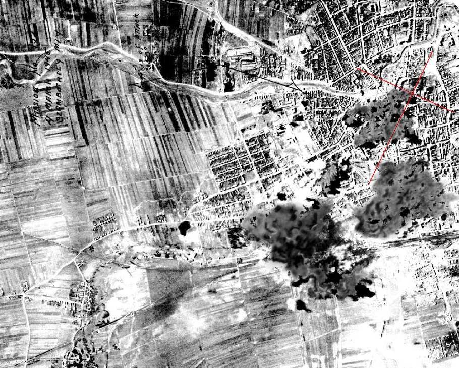 A város repülő tere 1944. július 26-án, 1944. október 7-én a vasútállomás, továbbá a Sas utca 7. szám alatti légópince, a Vépi út, a Szövő utcai iskola szenvedte el találatot. 1945.