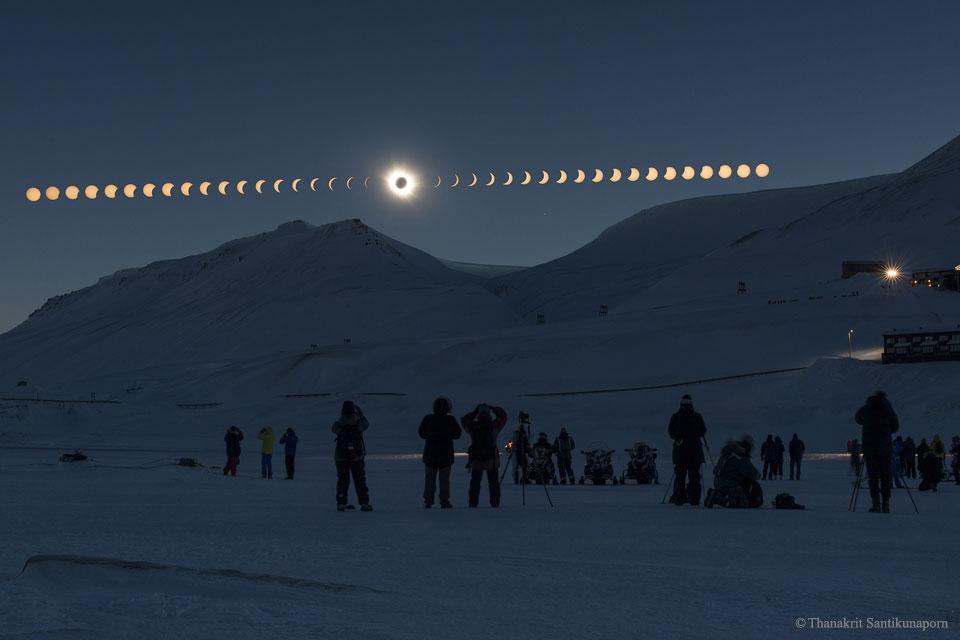 A teljes napfogyatkozás fázisai. Figyeljük meg az elsötétült égboltot! A sorozatfelvételt a Spitzbergákról Thanakrit Santikunaporn készítette. (APOD 2015. április 20.