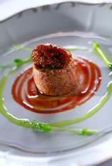 rukkolával Kecskesajt mousse aiolival Salátabár friss zöldségekkel, színes salátalevelekkel, házi öntetekkel Friss kenyerek és péksütemények választéka Leves Vadmalac-raguleves almás