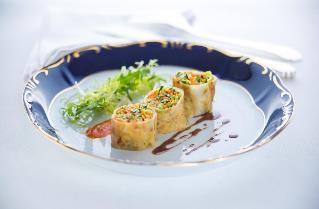 paradicsomraguval Keserűcsokoládé royal mogyoró grillázzsal és sárgabarackkrémmel 1 pohár Kéthelyi Sauvignon Blanc Kristinus Borbirtok 1 pohár Szekszárdi Kadarka Eszterbauer Pincészet A menü ára ital