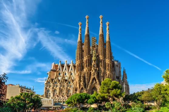 BARCELONA 2017. október 31. Panoráma városnézés vásárlással Barcelonában, és látogatás a Sagrada Familiában kb.