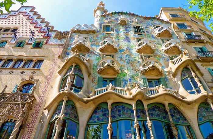 Sagrada Familia Passeig de Gracia: Casa Batlló és La Pedrera Szabadidő keretében: gótikus negyed, La Rambla, Placa de Catalunya Első célállomásunk a La Sagrada Familia lesz, Barcelona ikonja és