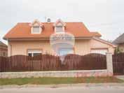 5 izieb, 2 kúpe¾òa, kuchyòa, WC, 2xbalkón Cena: 143 500 Pešia cesta - Šamorín - Dvojgeneraèný 6 izb. dom s garážou, Plocha obytnej èasti m2: 217 Výmera pozemku m2: 599.