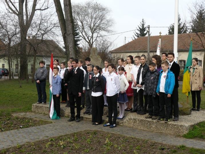 HAGYOMÁNYÁPOLÁS IV. Kerületi ünnepségek tartása: március 15., október 23.