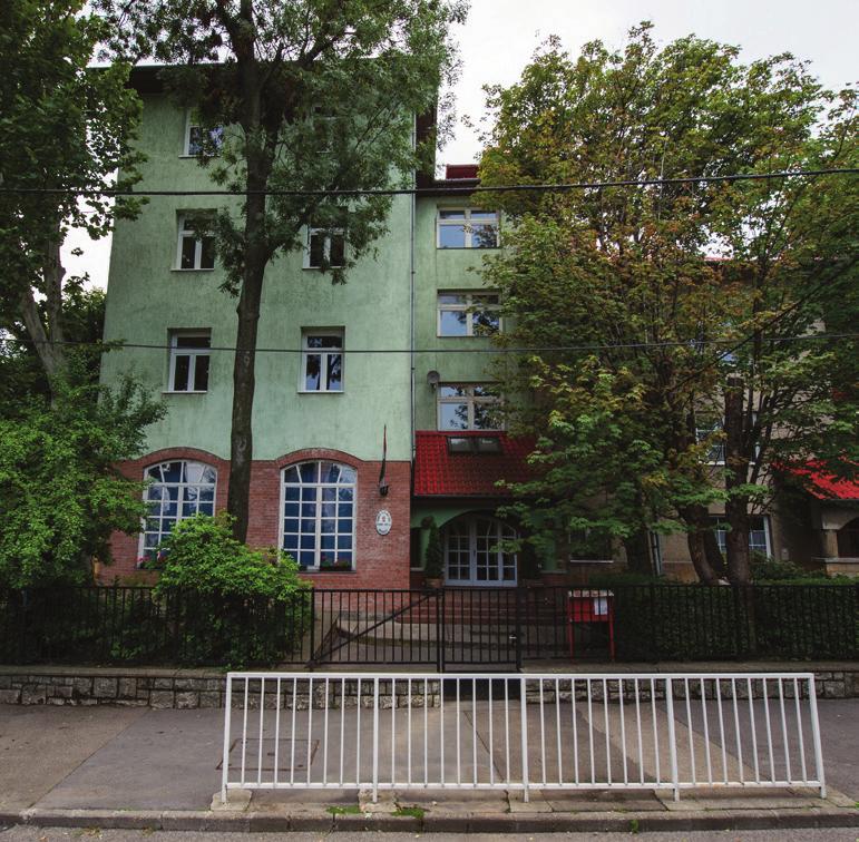 hu Igazgató: Benis Andrea iskolánk bemutatása 75 éves múltra visszatekintő, gazdag hagyományokkal rendelkező iskolánk zöldövezeti, igazi kisvárosi hangulatot tükröző környezetben működik.